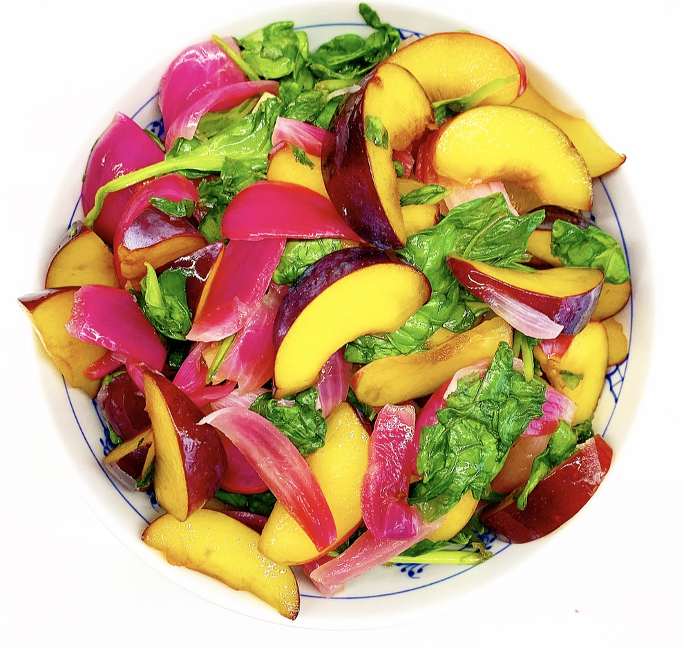 Smuk salat m. syltede rødløg, ferskner og spinat. | Det Sunde Valg |