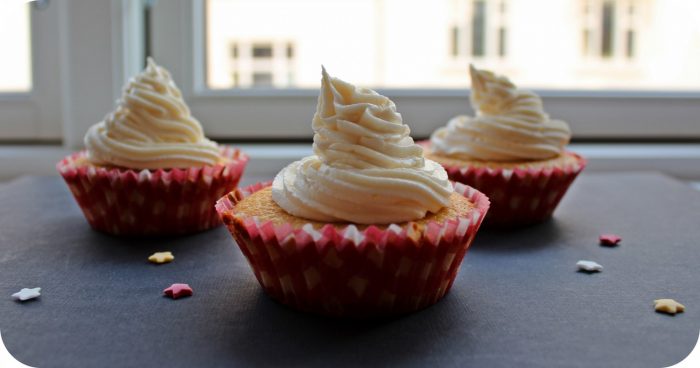 vanilje-cupcakes-med-karamel-frosting-5
