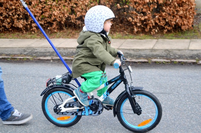 At være i Vores Børn, cykel med pedaler og månedsfoto