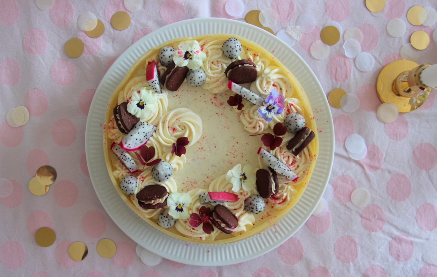 Opskrift på Lagkage med stikkelsbærmousse, hvid chokolade og oreos | Bage |  Mor med mere