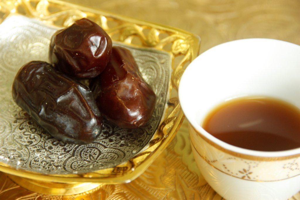 ARABIC-COFFEE-with-dates