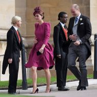 kate portait la robe fuchsia manche longue pour mariage de la princesse Eugenie et Jack