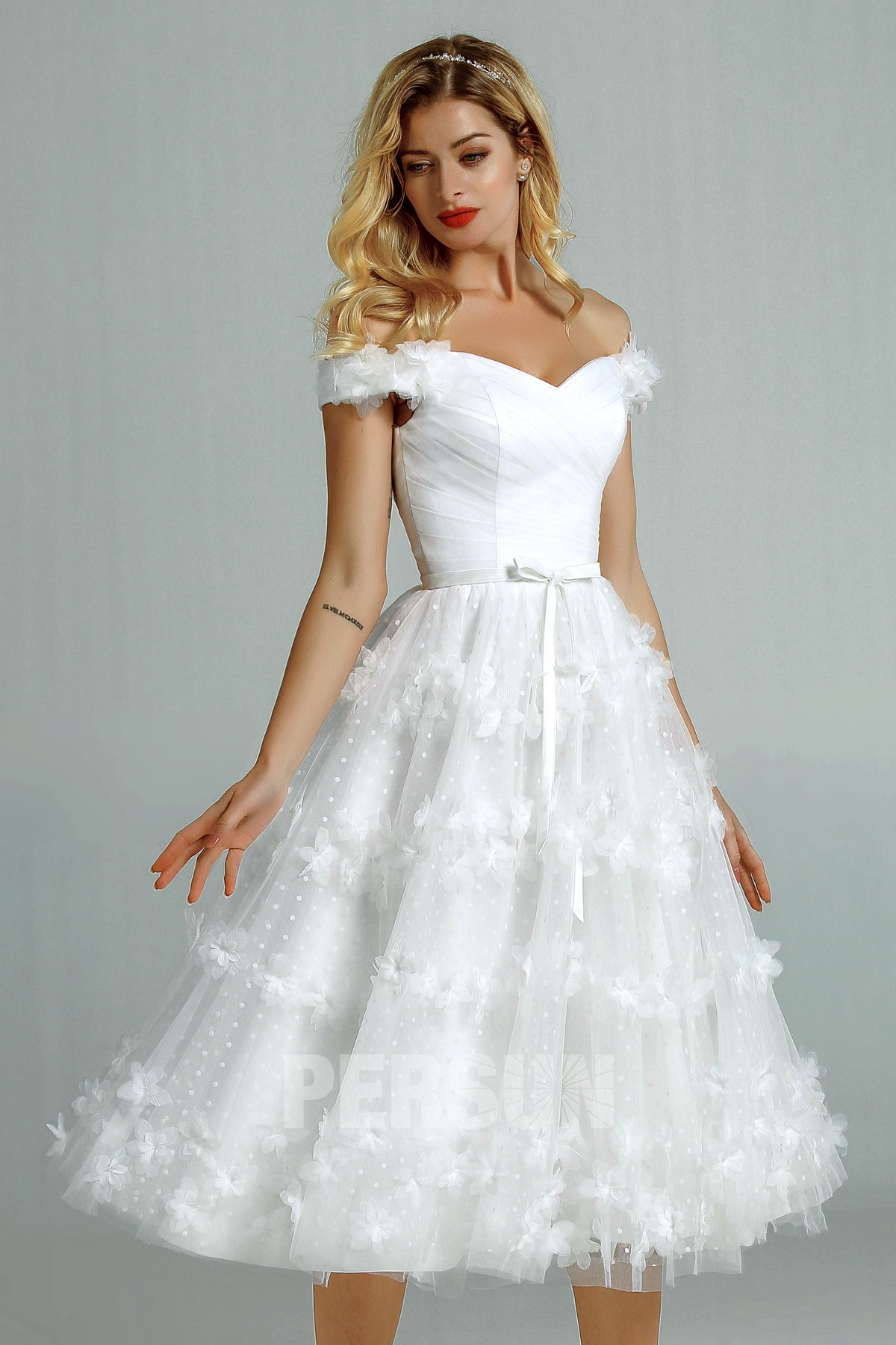 Robe mariée encolure bardot jupe florale 3D