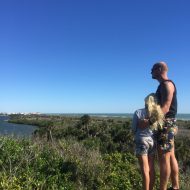 Andrea og Thomas spotter delfiner fra toppen af Turtle Mound