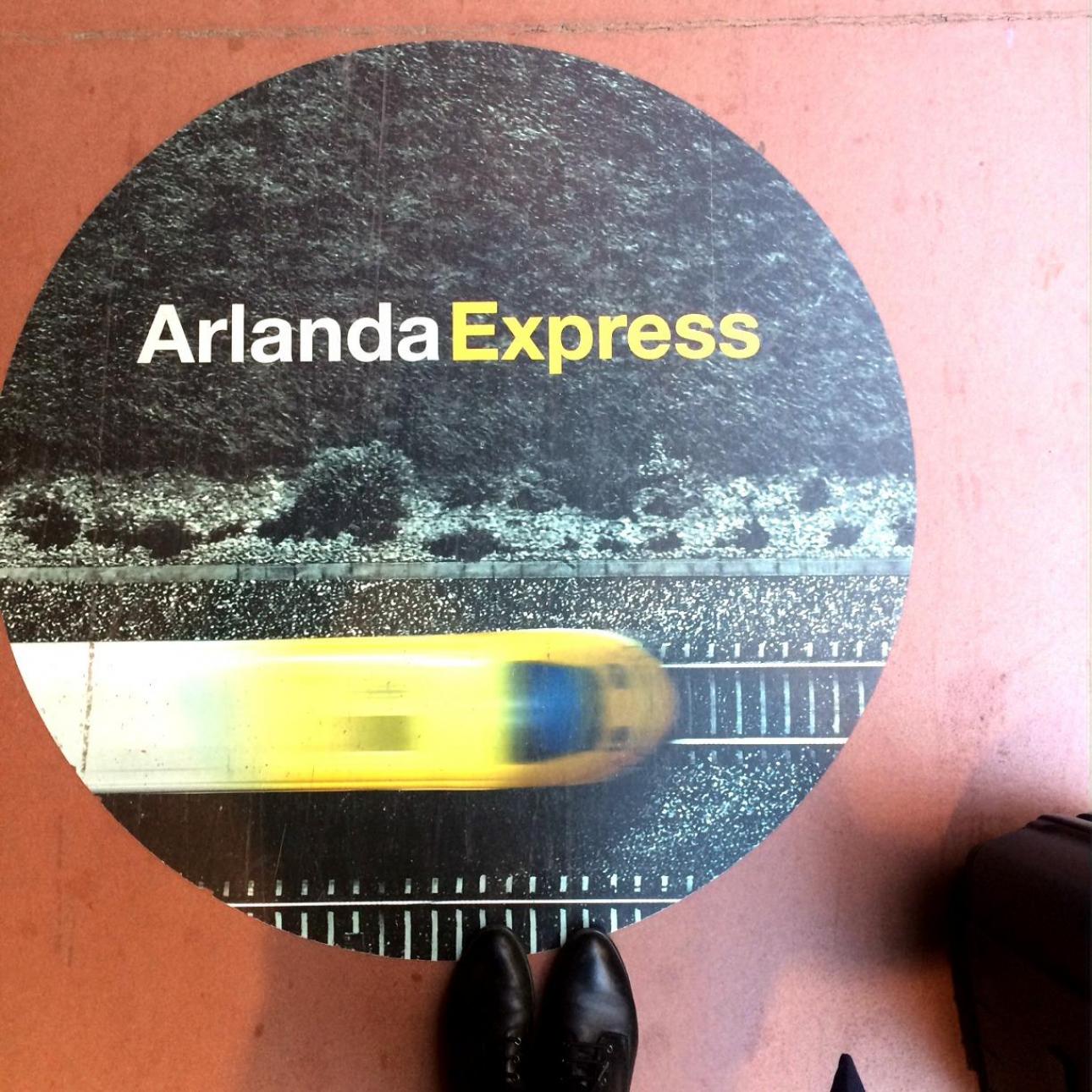 Arlanda Express er klart den nemmeste måde at komme fra Arlanda og ind til byen. Togene går med få minutters mellemrum, og man kan købe billetter i automater samt i selve toget - her koster det dog 100 SEK ekstra.