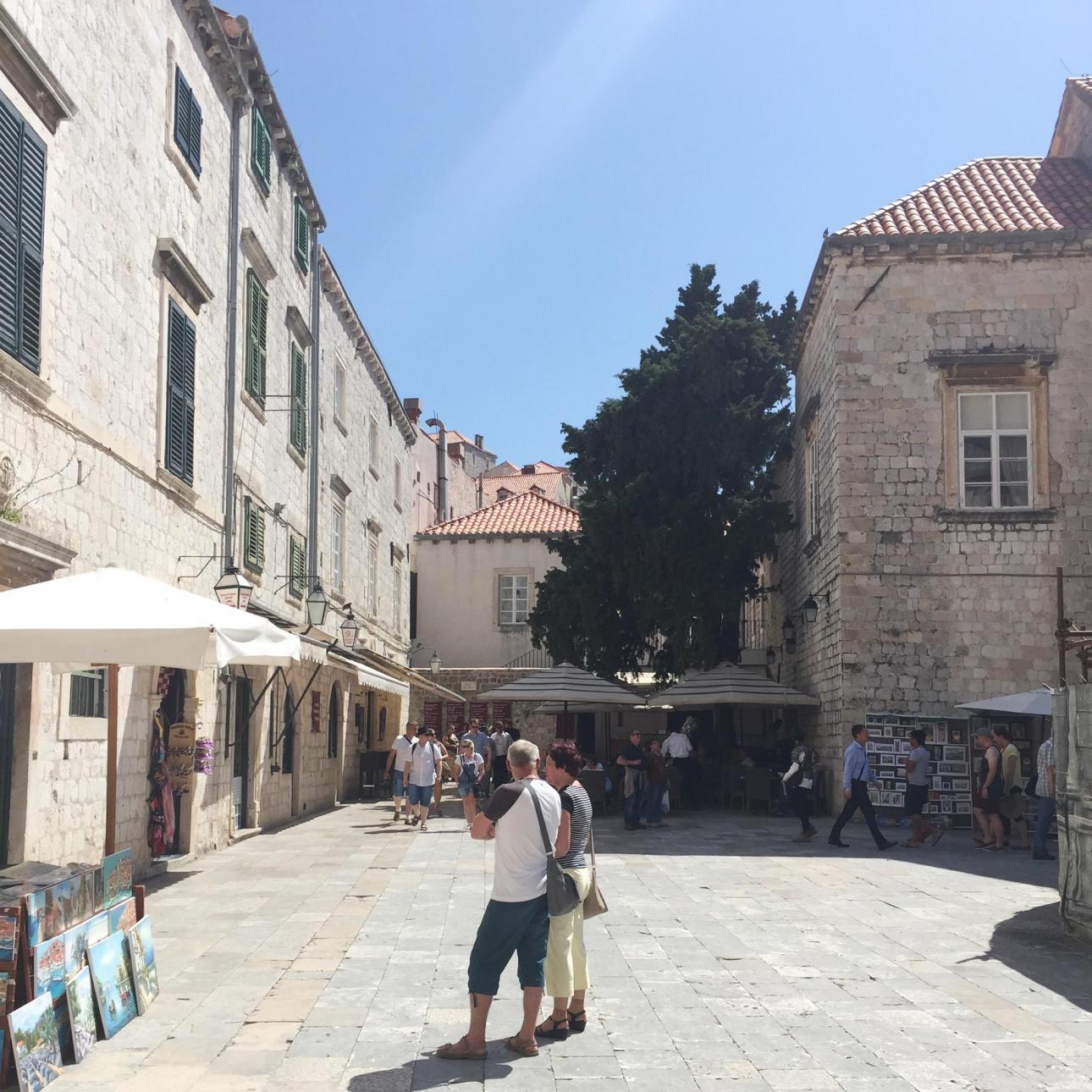 Solen bager ned i Dubrovnik. Så husk solhat, og søg mod de mange caféer og restauranter med parasolskygge.