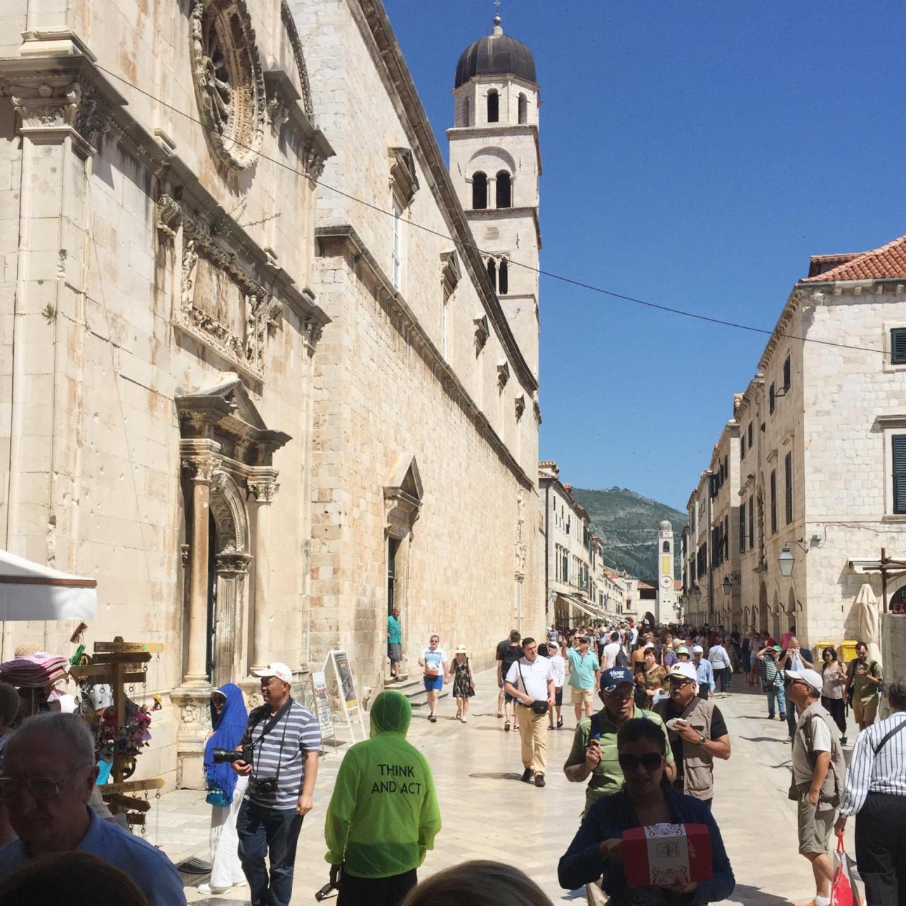 Mange mennesker hører sig til i Dubrovnik - også selvom det var uden for højsæsonen.