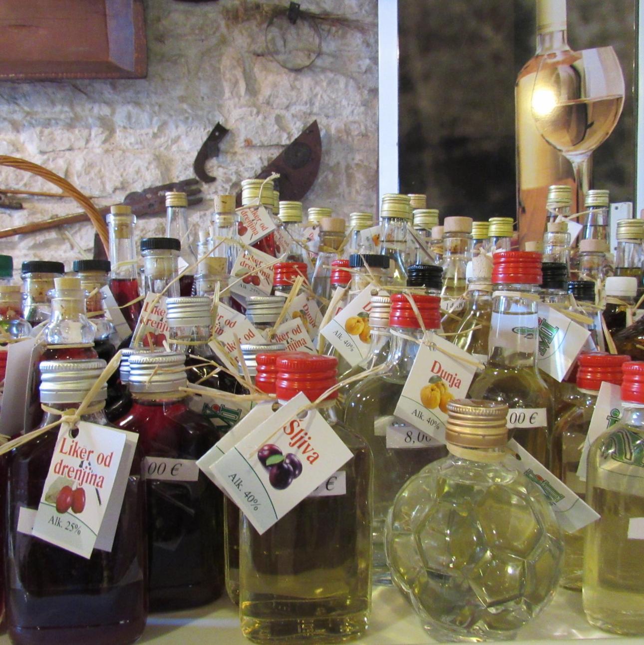 Olivenolie og honningvin er nogle af de lokale specialiteter, som man bør lægge gane til.