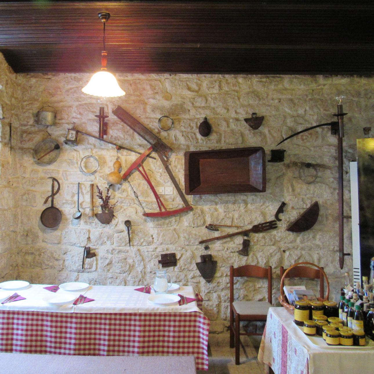 Det er ret normalt, at familier i Montenegro bor både primitivt og flere generationer sammen. Det her er nu en traditionel restaurant.