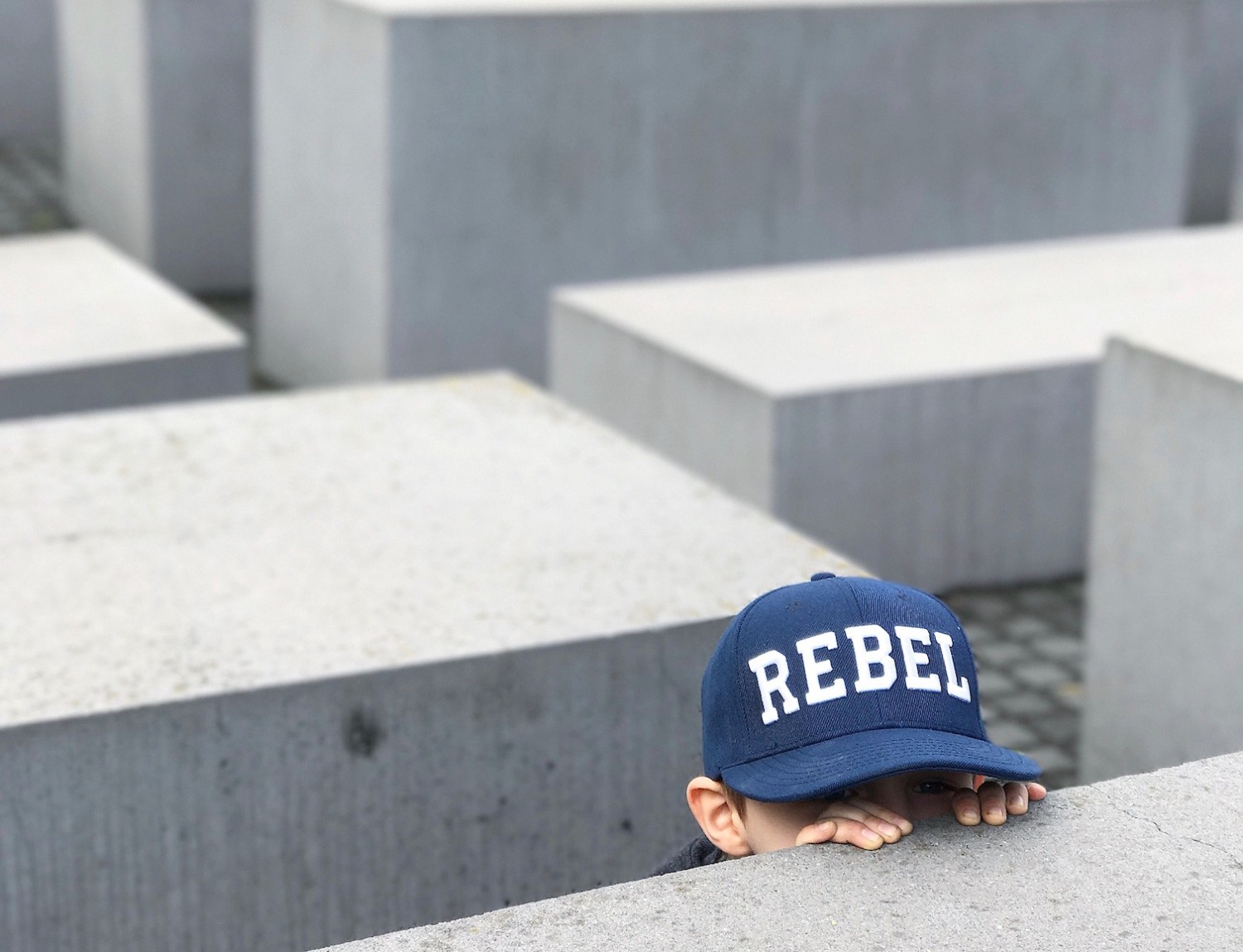 Gemmeleg ved mindesmærket for de døde jøder under 2. verdenskrig. Gemmeleg vil vist være de fleste børns tanke, når de ser det særlige og smukke monument.