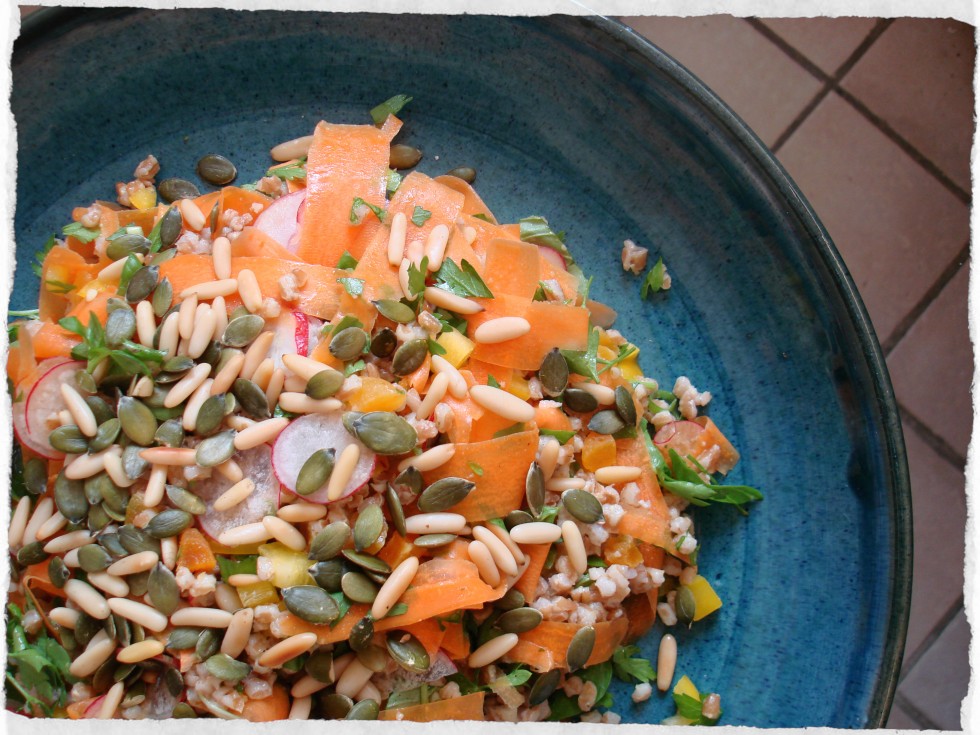 Salad with spelt grains, carrots, apricots and pine nuts