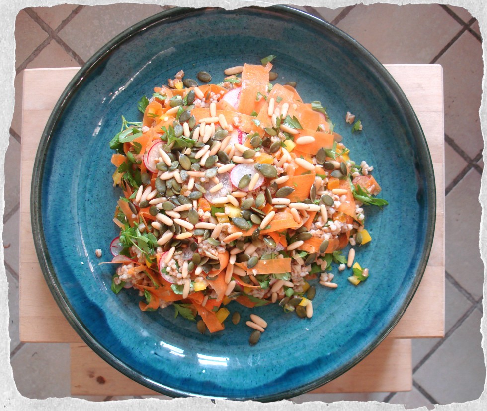 Spelt salad with dried apricots and pine nuts