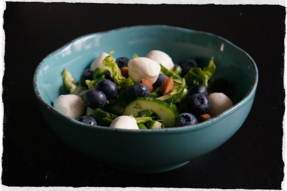 Salad with blueberries and almonds