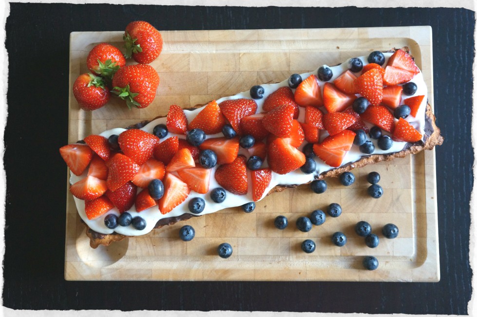 Tart with strawberries and blueberries
