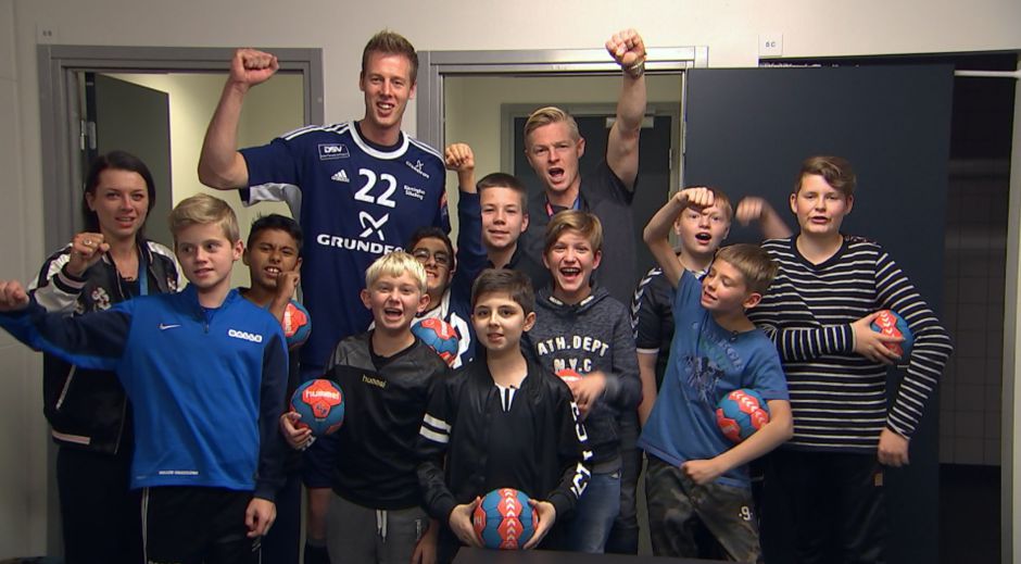Drengene fra håndboldmissionen møder Nikolaj Markussen. Foto: DR