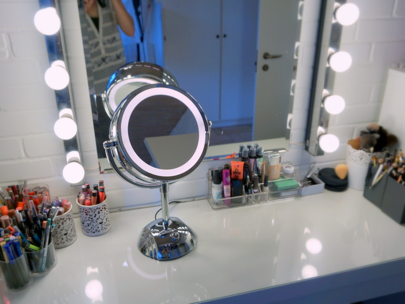 Det ultimative makeupspejlet du ikke vidste du manglede med lys og  forstørrelse | Hjælpemidler | Rikkes Makeup Blog