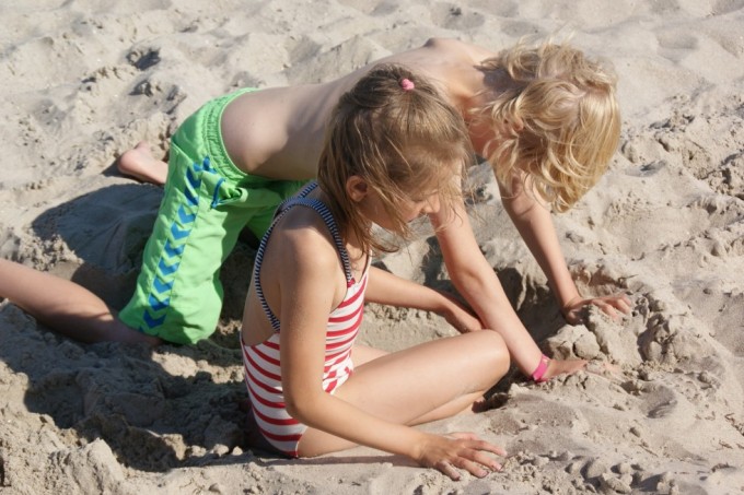 Der graves i sandet. Børnene fik gravet en bold ned, som aldrig blev gravet frem igen!