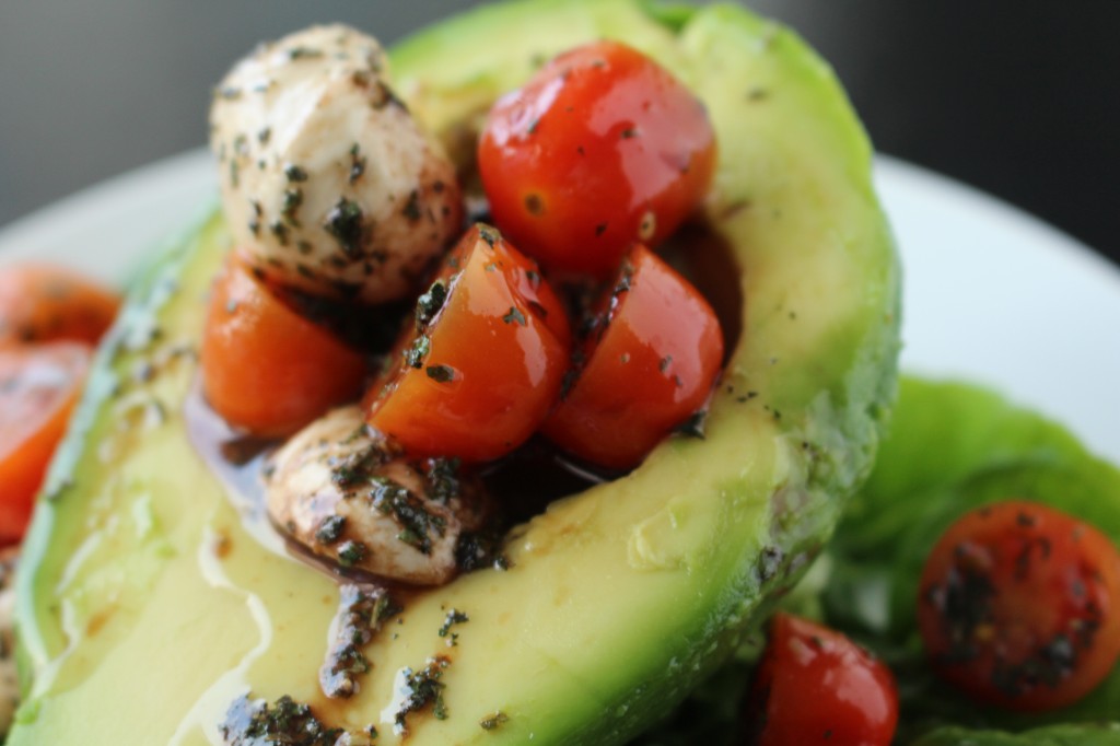 Avocadosalat med tomat og mozzarella | Aftensmad & tilbehør | Sweet  Addiction