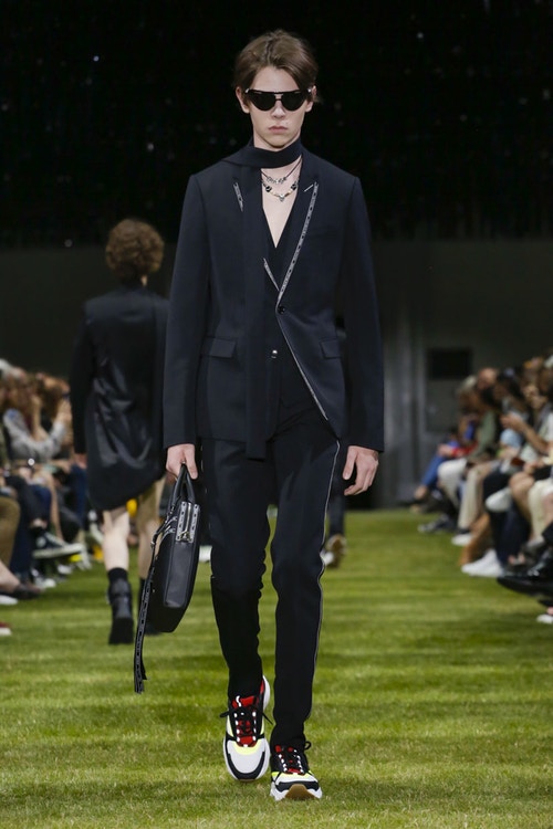 http-hypebeast-com-image-2017-06-dior-homme-spring-summer-2018-ss18-runway-photos-collection-paris-fashion-week-13