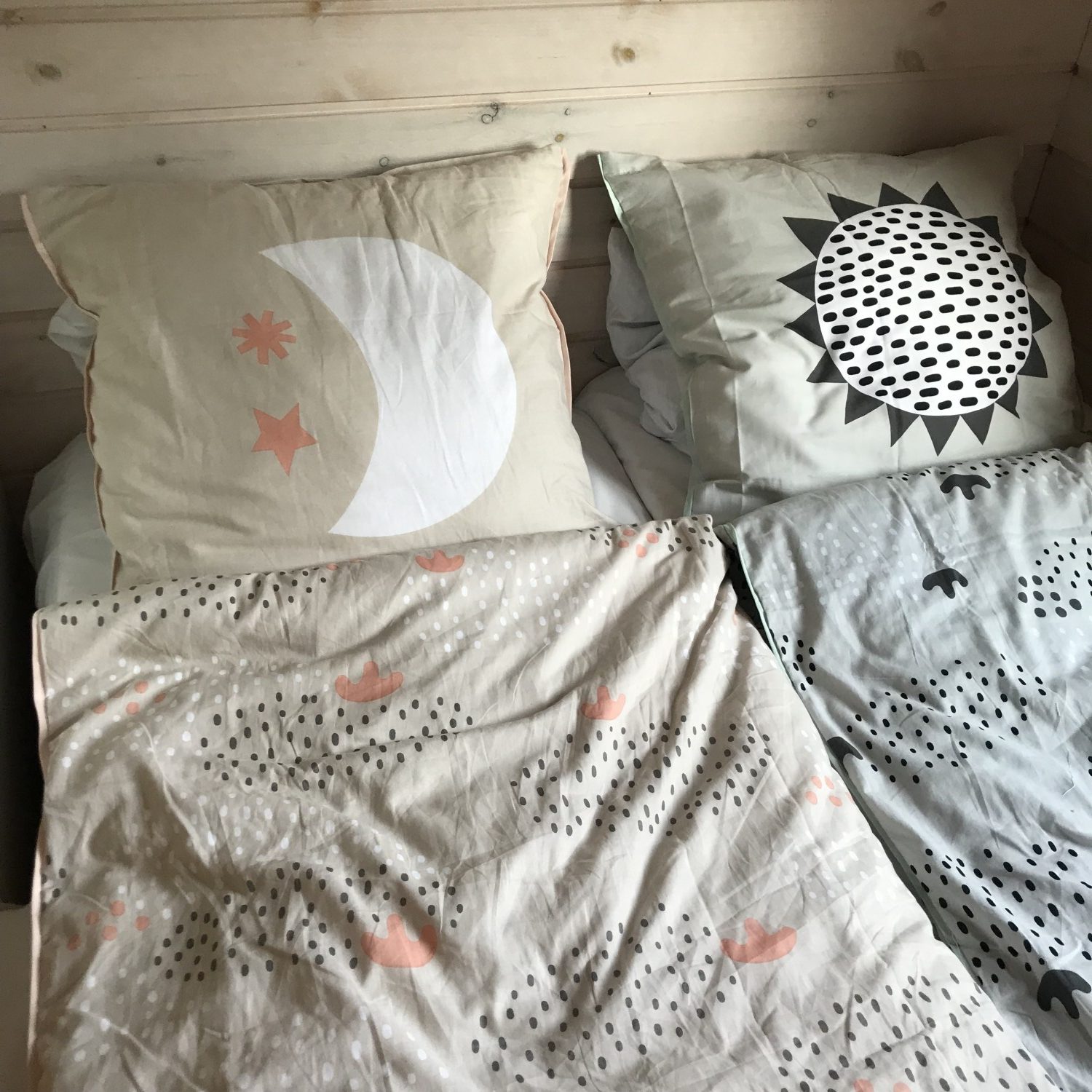 TEST af sengetæppe og sengetøj fra Södahl serien ”Magic Forest” | Baby |  Testfamilien