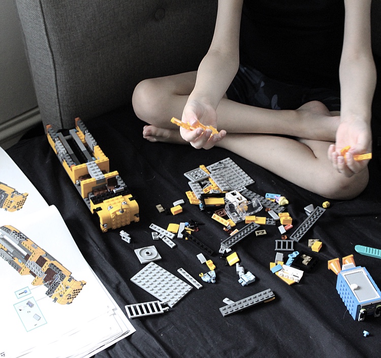 TEST af LEGO Hidden Side Paranormal fangstbus og Nødstedt rejebåd | Børn |  Testfamilien