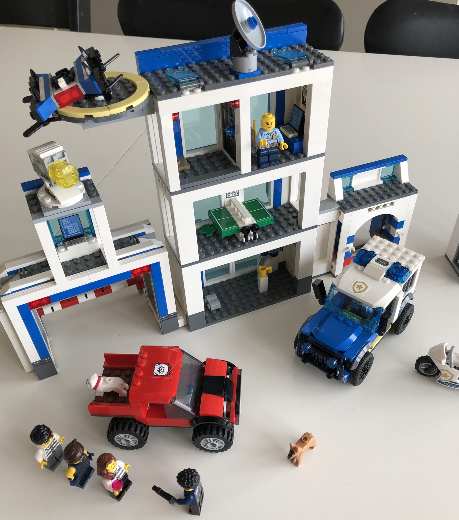 TEST af LEGO CITY (POLITISTATION, MOTORVÆRKSTED OG HELIKOPTERSÆT) | Børn |  Testfamilien