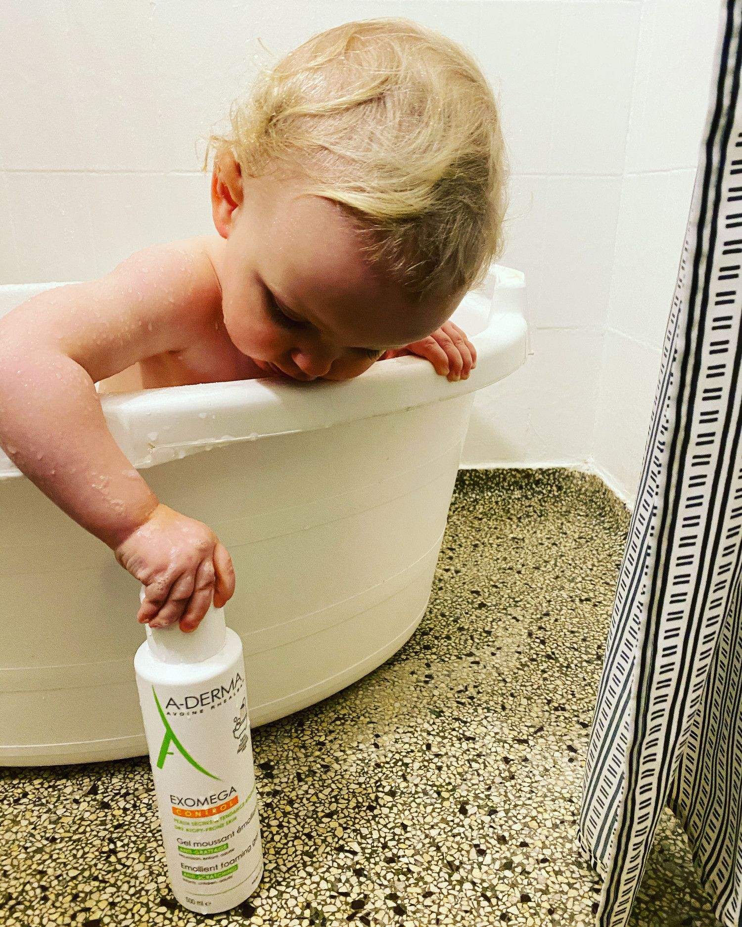 TEST af A-Derma Exomega Control Spray NYHED, Exomega Control Foaming Gel og  Dermalibour+ Repairing Cream | Baby | Testfamilien
