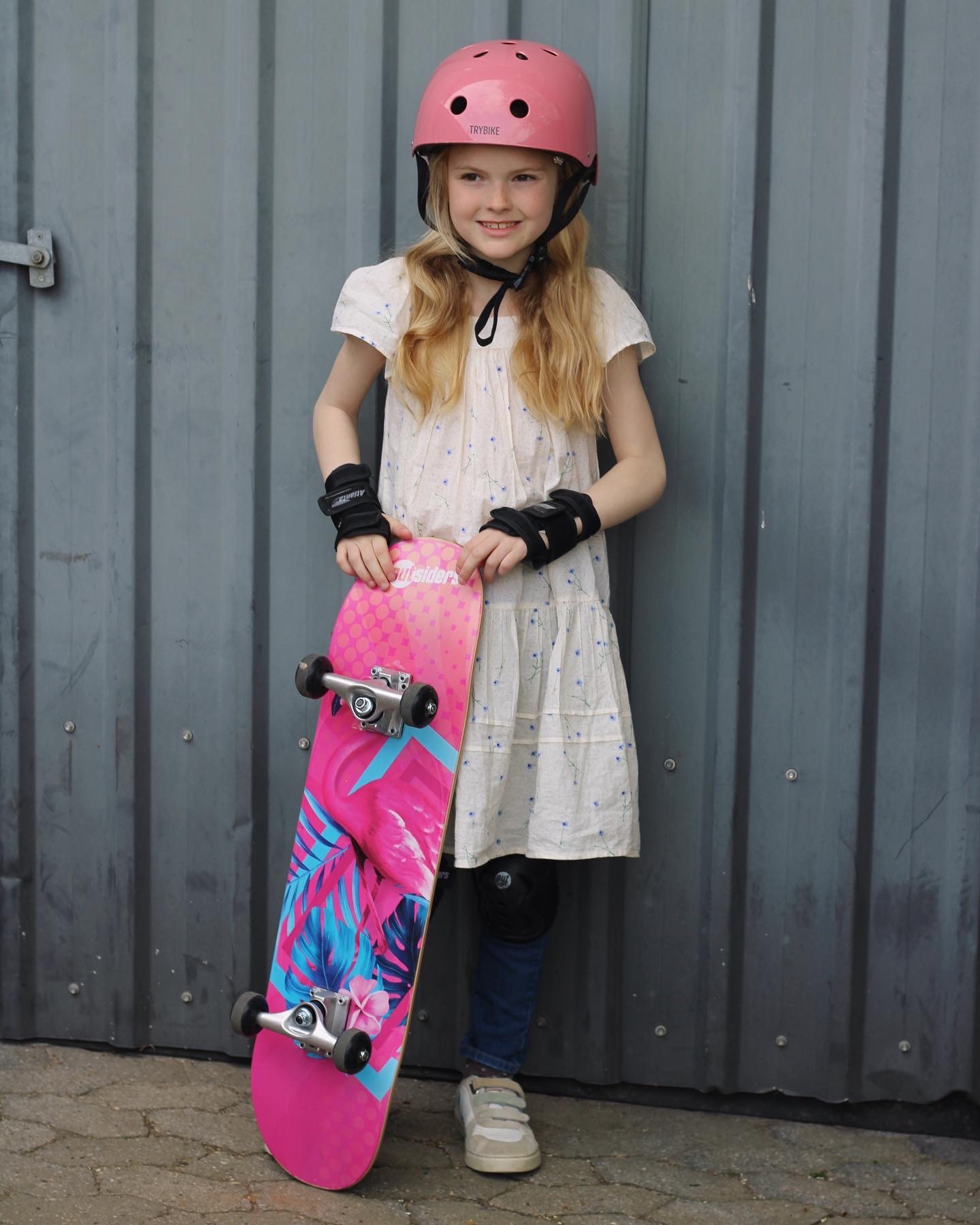 TEST af Outsiders pro style skateboard Flashy Flamingo og tovejs rampe fra  Coolshop.dk | Børn | Testfamilien