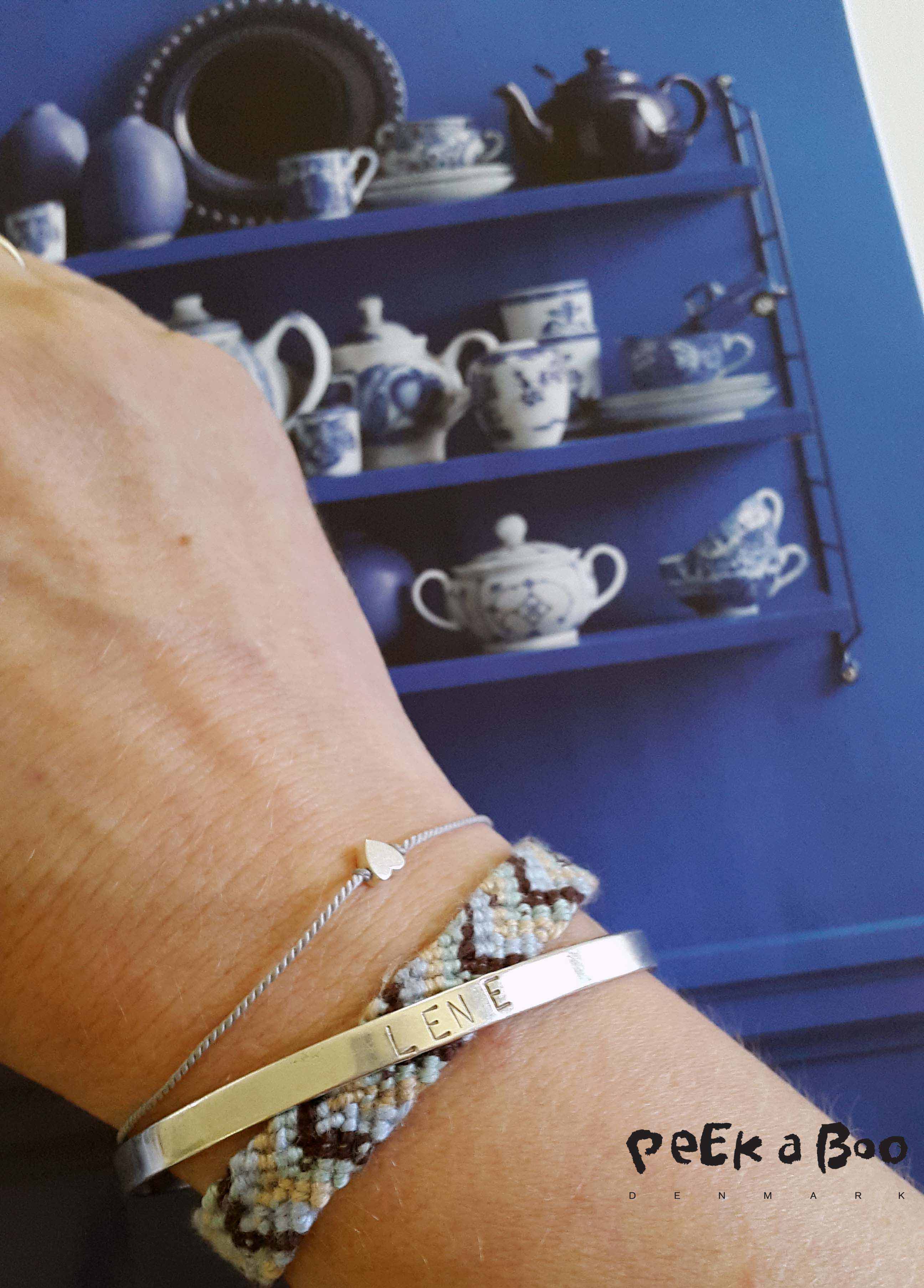 Knyttet venskabsarmbånd i selskab med Heart bracelet fra Pønt og navne bøjle armbånd fra Me & Audrey, begge nogle af Danmarks virkelig dygtige smykke designere.