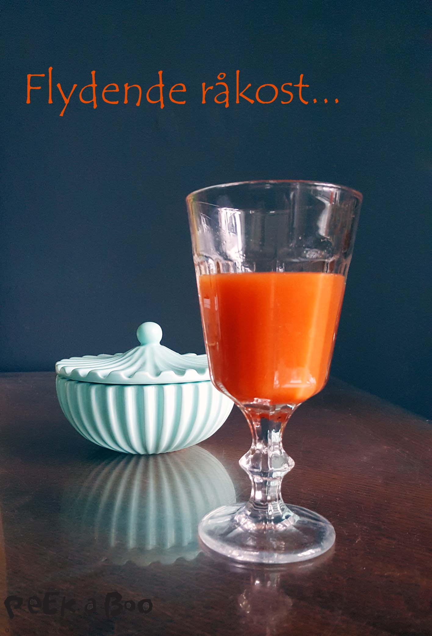 Carrot and apple juice. And check out the beautiful bowl in vintage look from Danish Lucie Kaas.