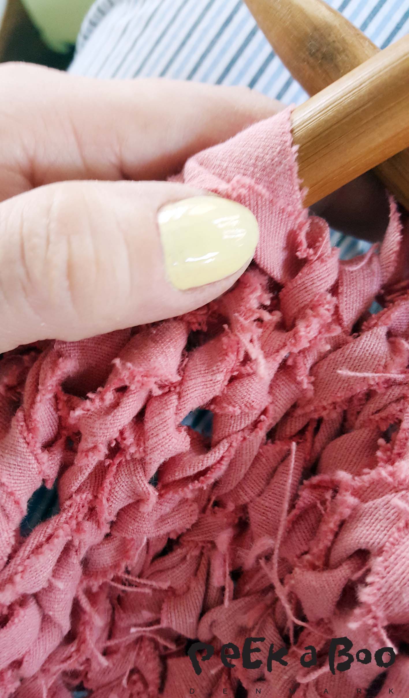 Knitting the pillowcase with yarn from an old tablecloth. Easter nails with polish from Danish brand Appeal4 in col. Baby of Cadiz.