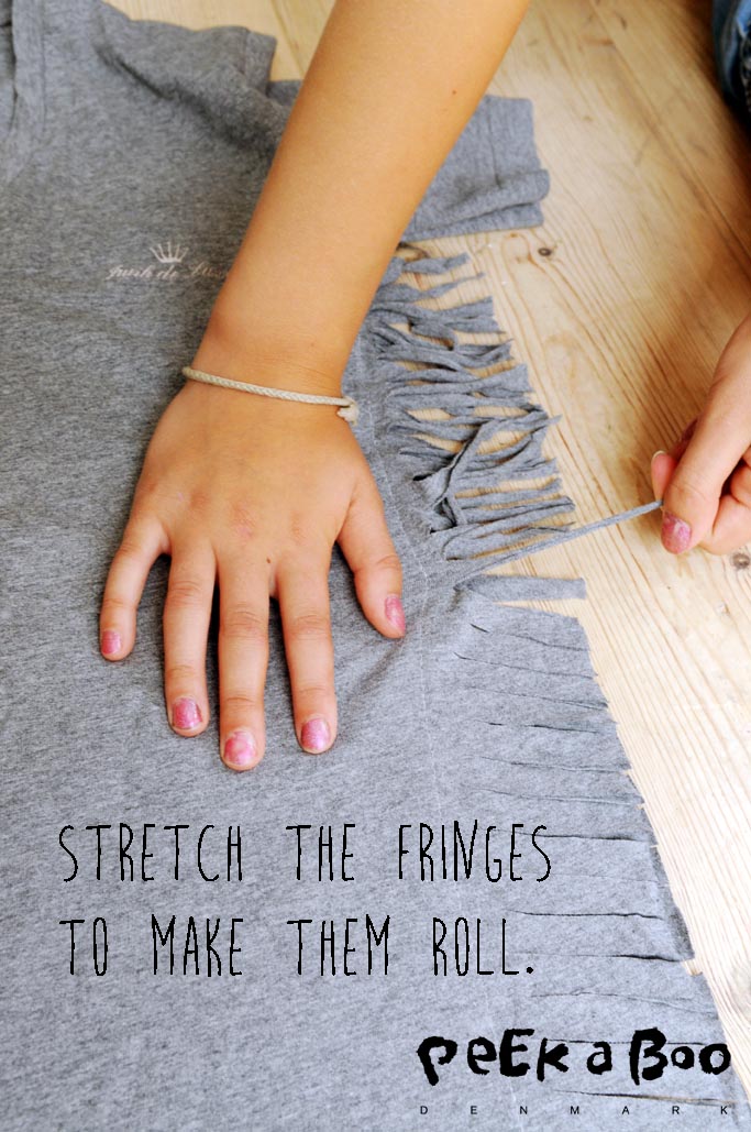Stretch the fringes so they all roll. 