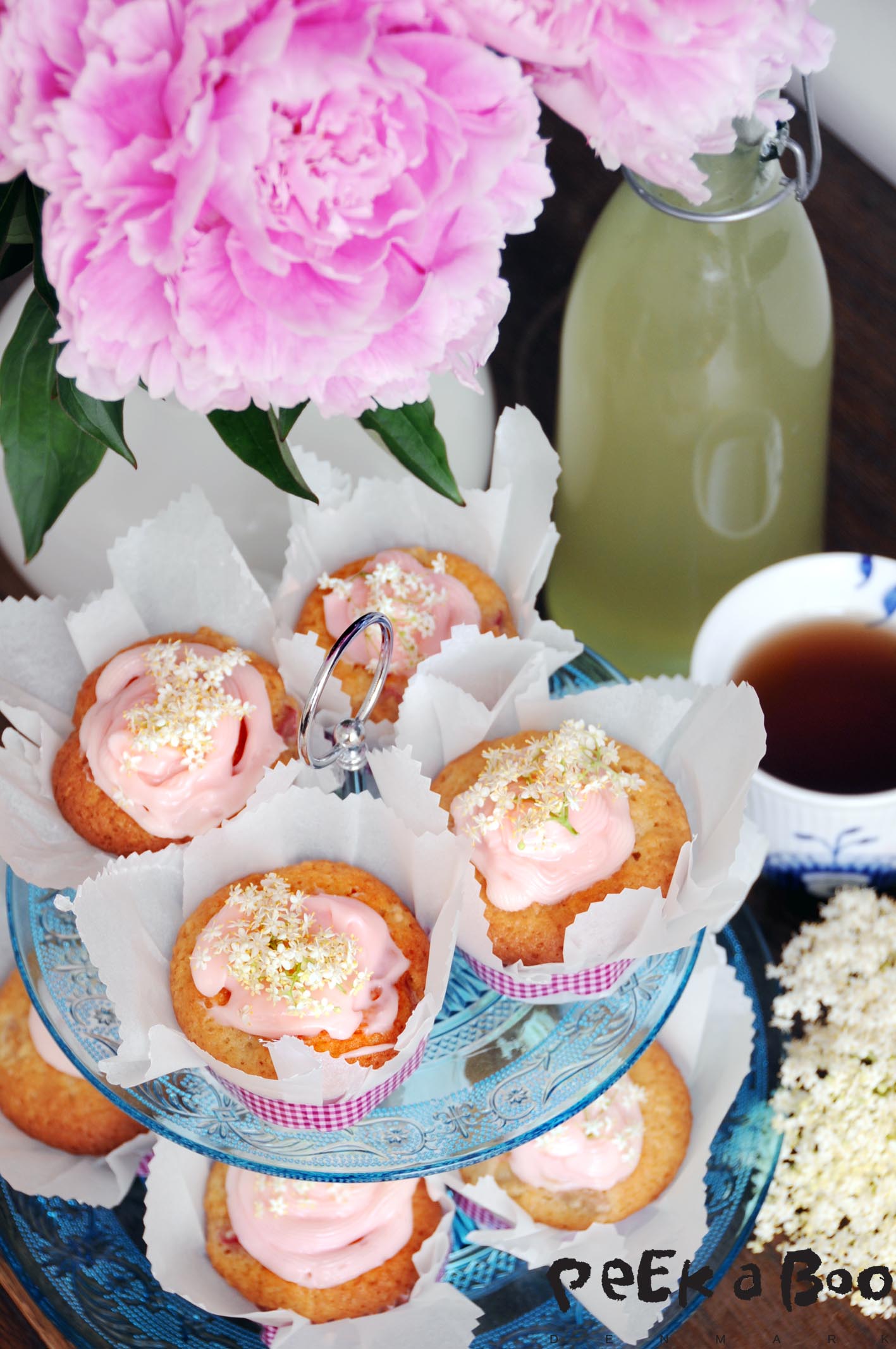 Elderflower muffins with rhubarb find the recipe in my book together with other recipes with elderflower.