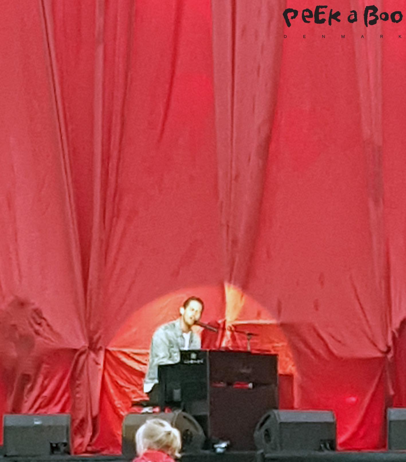 Rasmus Seebach started his concert solo with him singing and playing the piano.