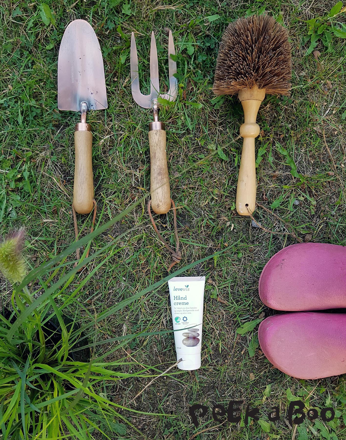 Garden tools from Ellos in brass and tree and a brush for your pots. The hand lotion I use is from Levevis. All the plants are from Gartneriet Pedersen.