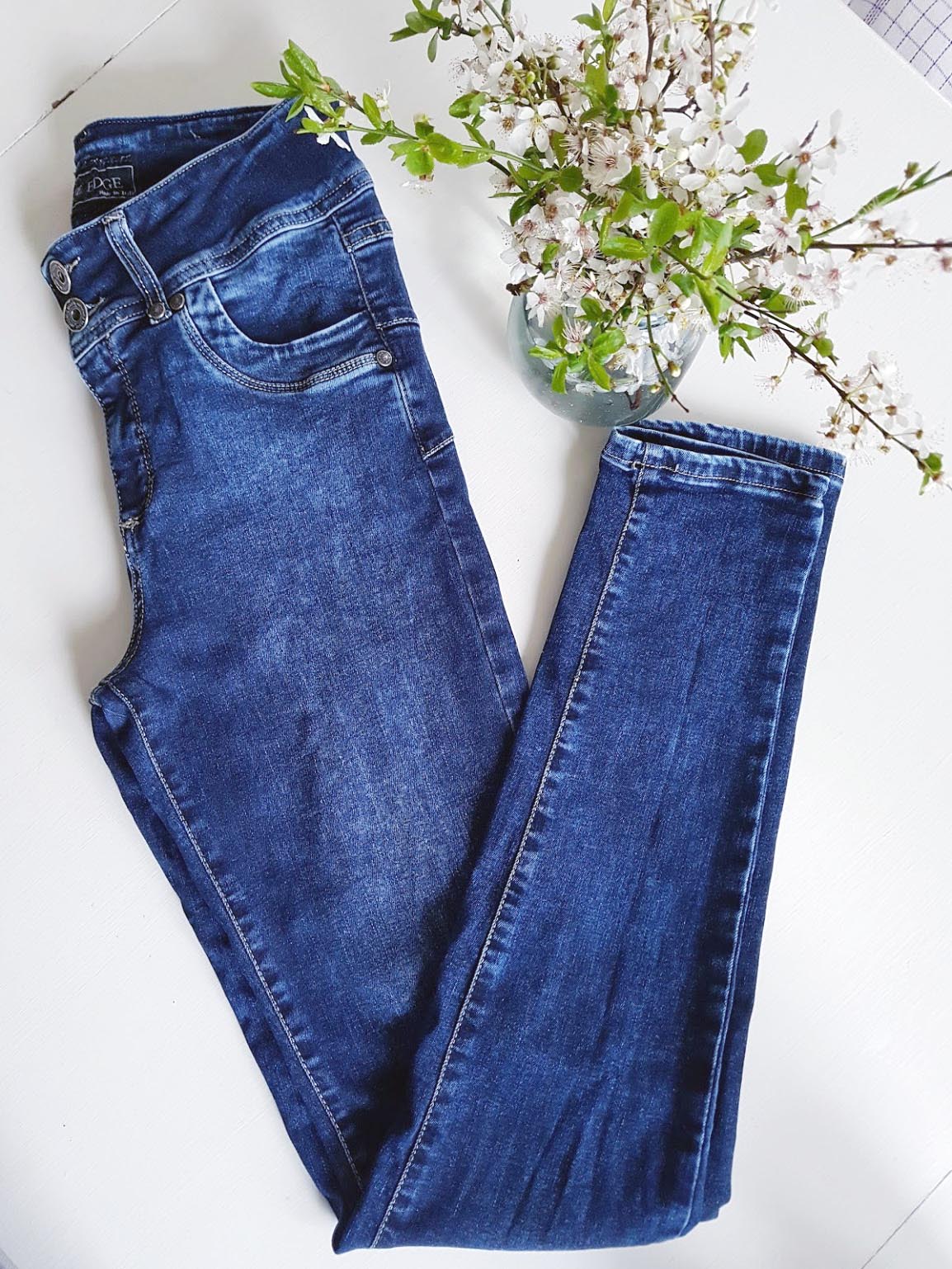 The perfect slim fit jeans with stretch and high waist....you'll gonna love them !