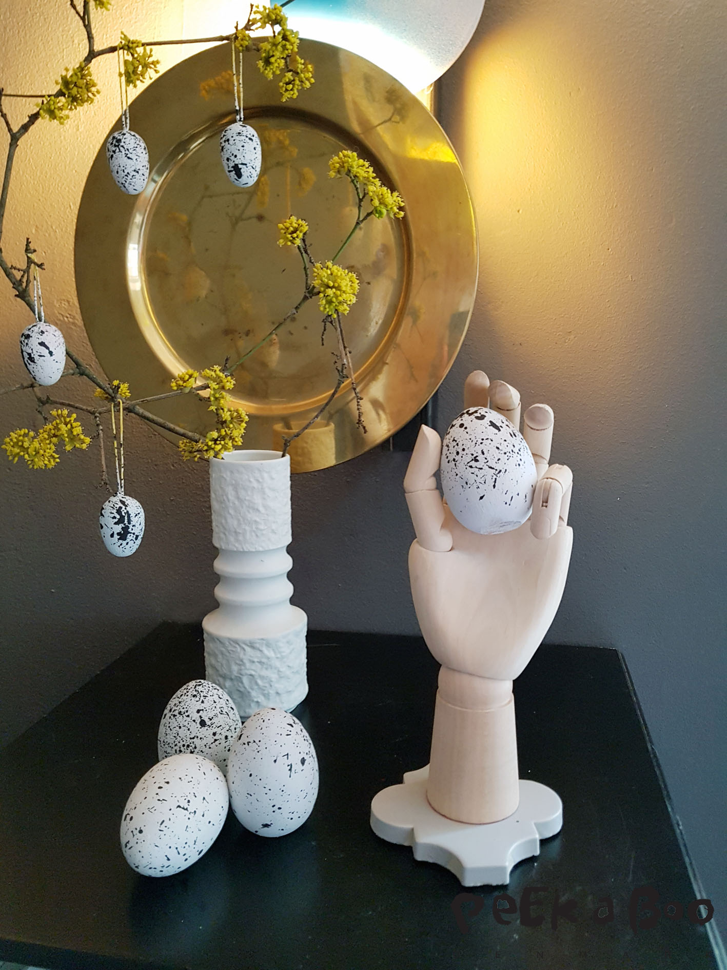 Black and white easter decor- it's cool, it's easy and you get a unique look to your home.