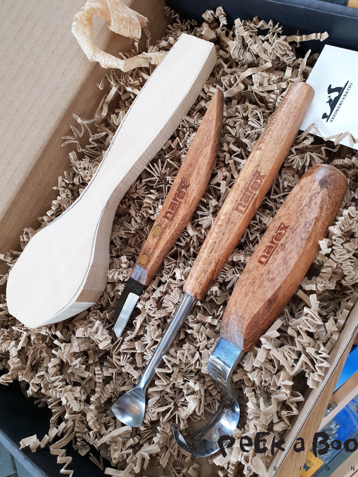 Henrik Knudsen sells tools for carving in wood. This DIY set is for making a spoon and the price is 599 kr.
