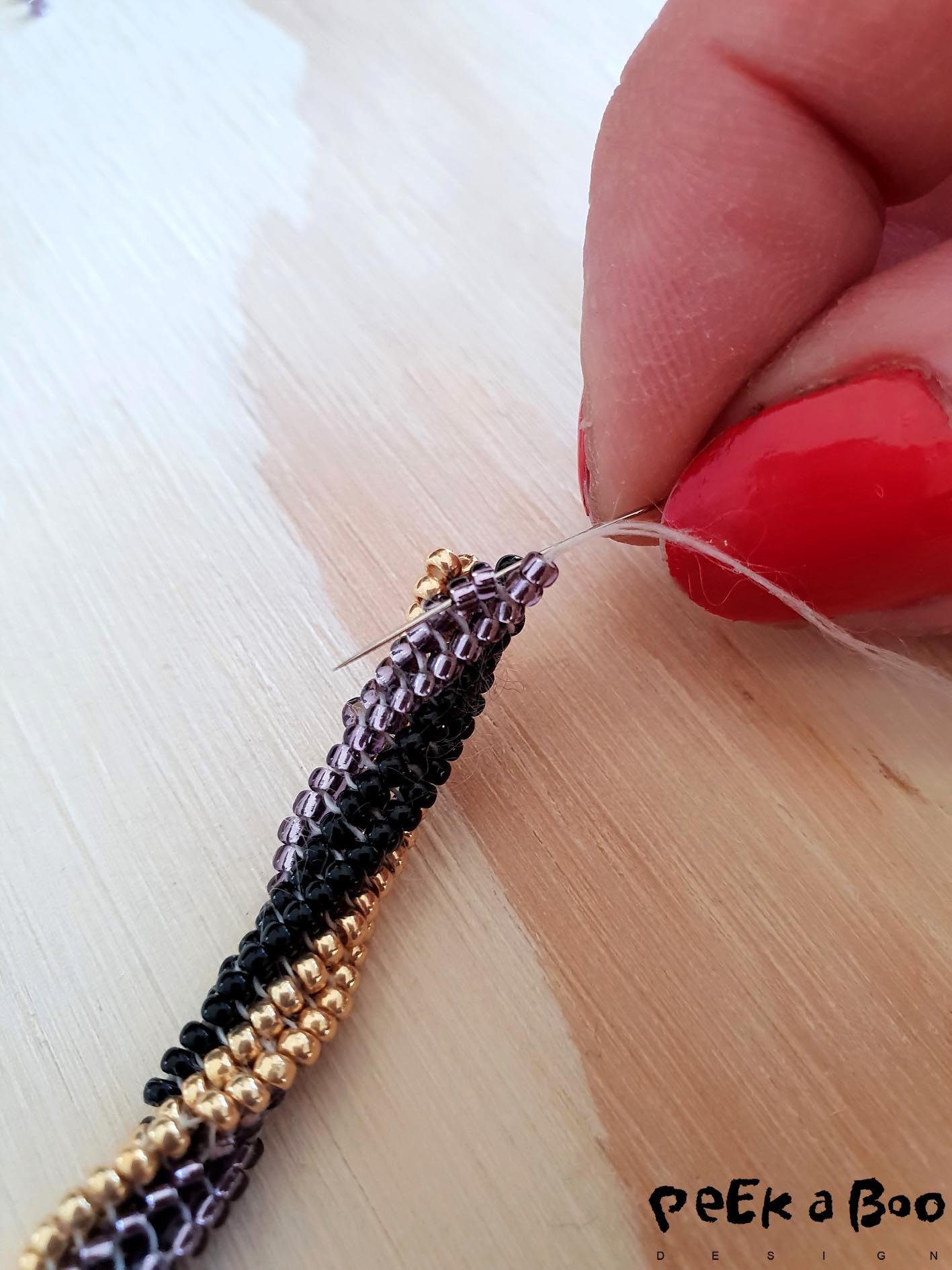 Add two colour 2 beads to the tread and go down two of colour 2 beads. Kom to farve 2 perler på nålen og kør den ned gennem to af farve 2 perlerne.
