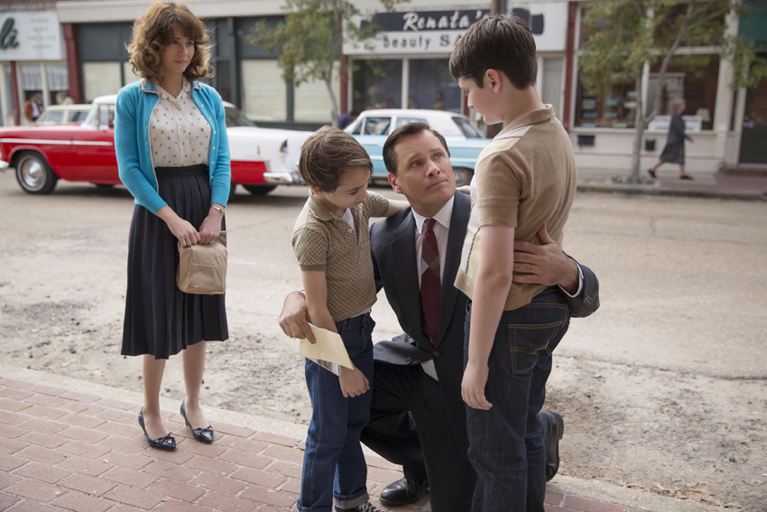 Dolores Vallelonga (Linda Cardellini, left) watches as her husband, Tony (Viggo Mortensen) says goodbye to their sons Frankie Vallelonga (Gavin Foley, left) and Nick Vallelonga (Hudson Galloway, right) in Green Book, directed by Peter Farrelly.