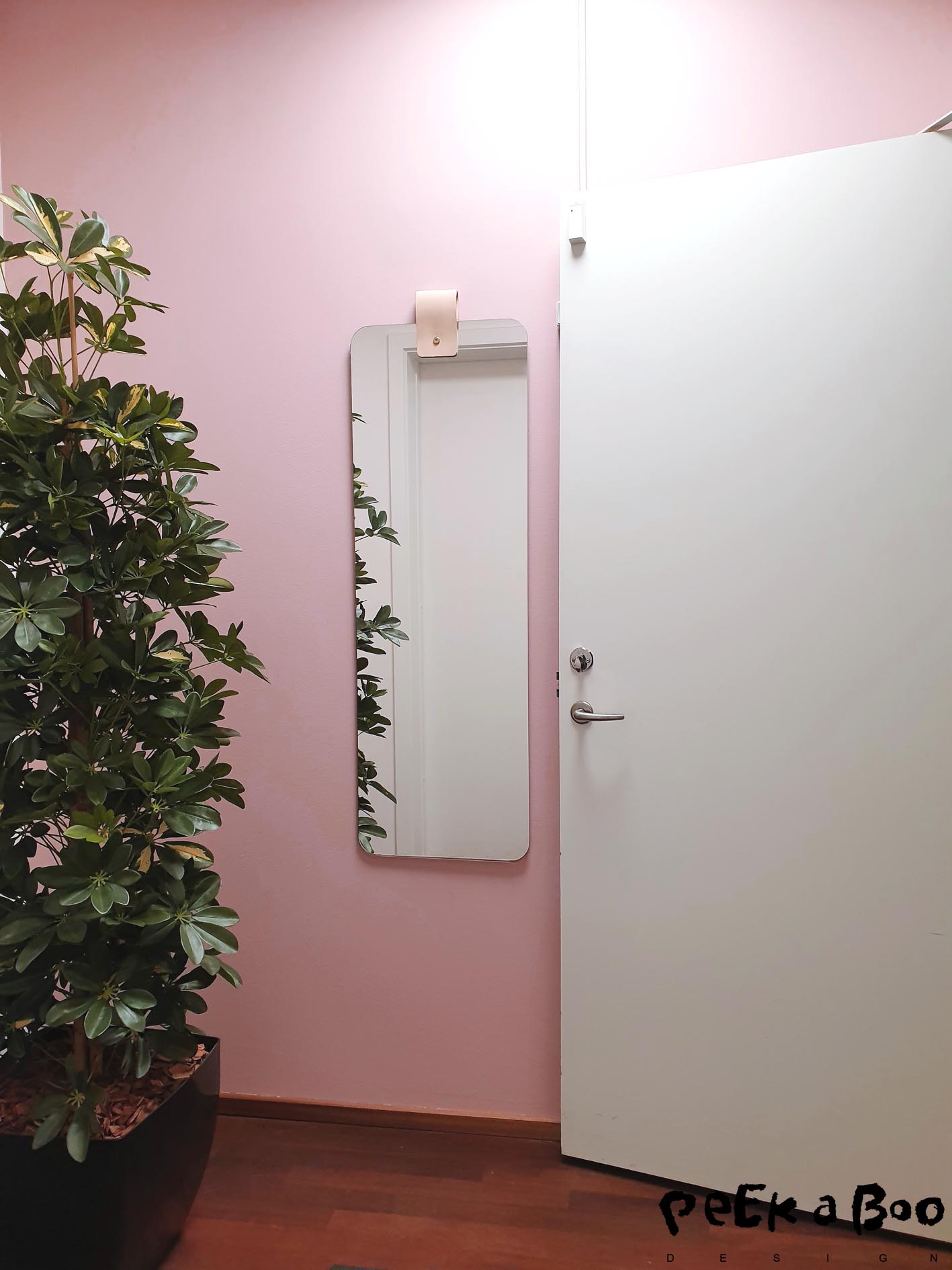 The pink hall is welcoming the visitors. The mirror with leather strap is from the danish design brand Munk Collective and the wall is painted in the Jernoxydrød + zinkhvid no. 4 from Flüggers historic colourcard. Also add some green plants to get a homely feeling. YOu can always find some in Plantorama.