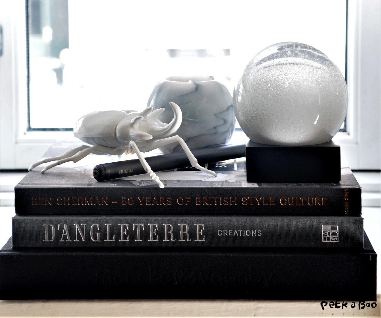 The snowball snowglobe...in a black and white interior. The whhite bug is from Broste Copenhagen, The lighter is from the danish table ligher brand Mignis and the marble bowl for tealights ia a vintage find. 
