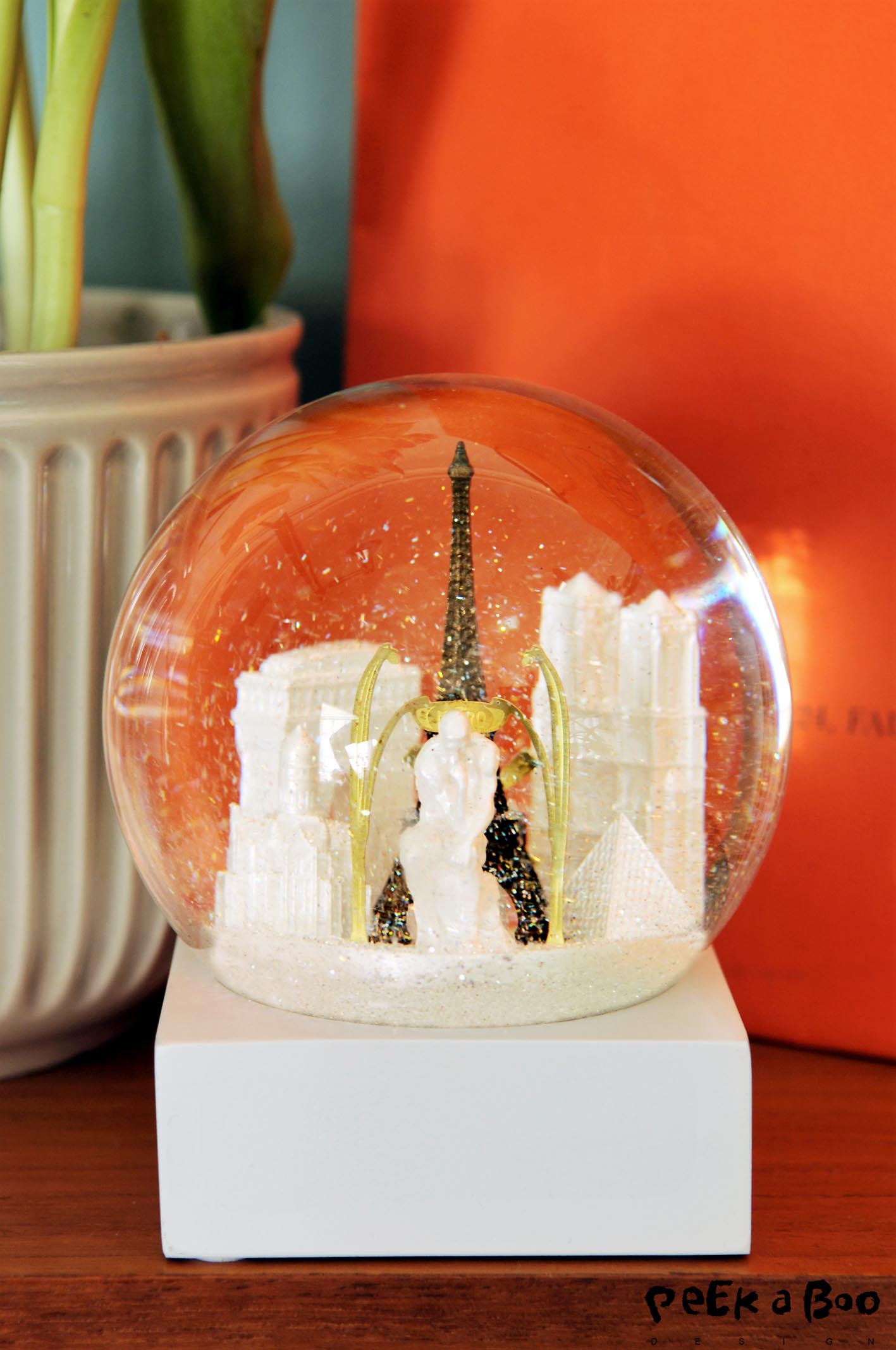The snowglobe with icons from Paris, you can also find one from New York and London in the collection from Cool snow Globes.