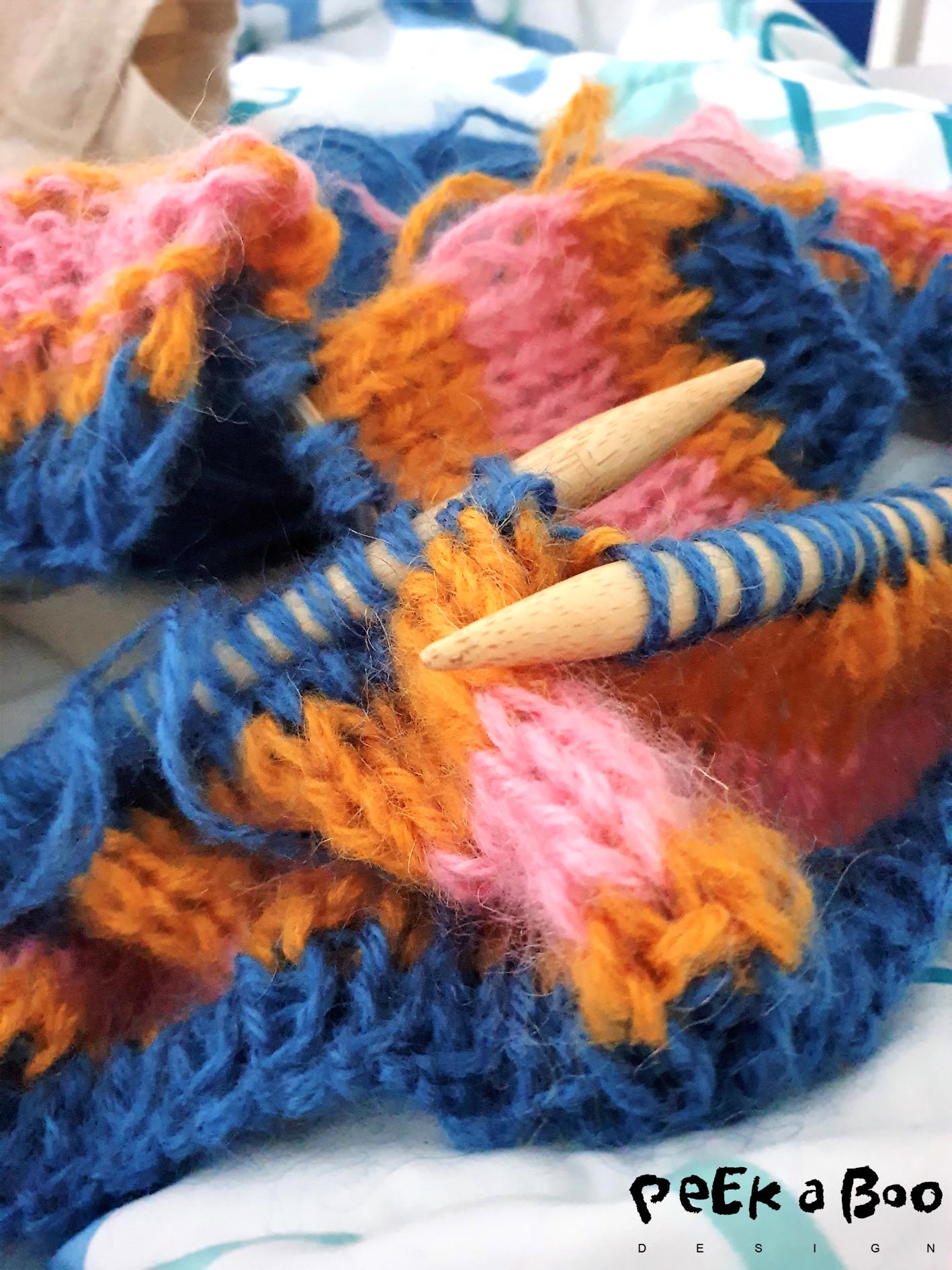 I started knitting the rib on knitting needles size 10 and changed to size 12 when knitting plain knit. 