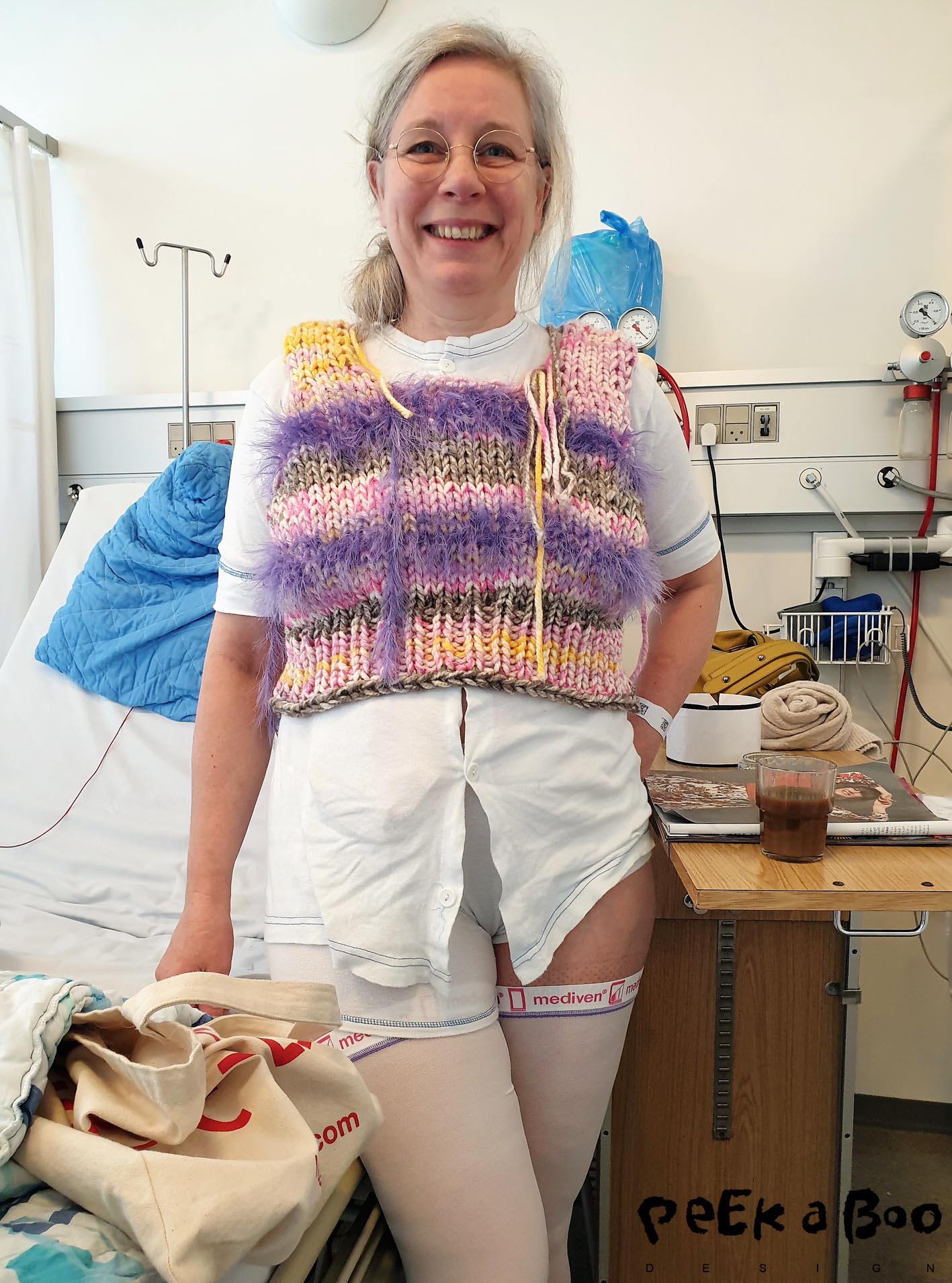 fitting one of my knitting projects on the hospitals...the only way to see if it fits was to take a photo...;-)