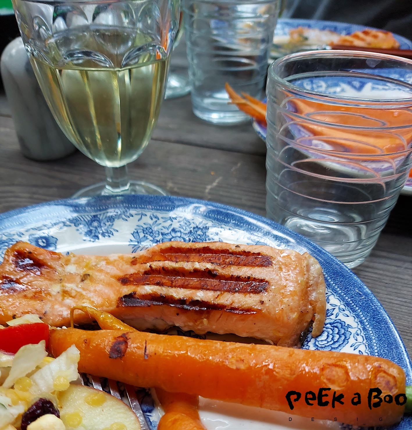 The perfect grilled salmon. The grill weights the fish and calculate the grilling time.