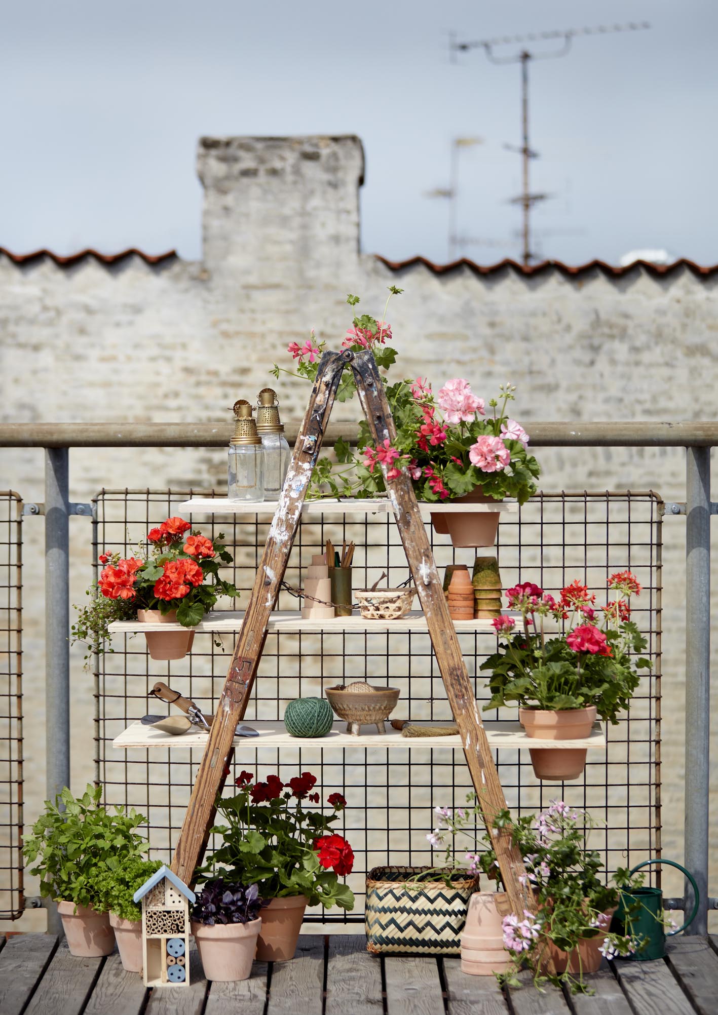 Perfect DIY ladder for your summer plants and other stuff on your balcony or terrace.