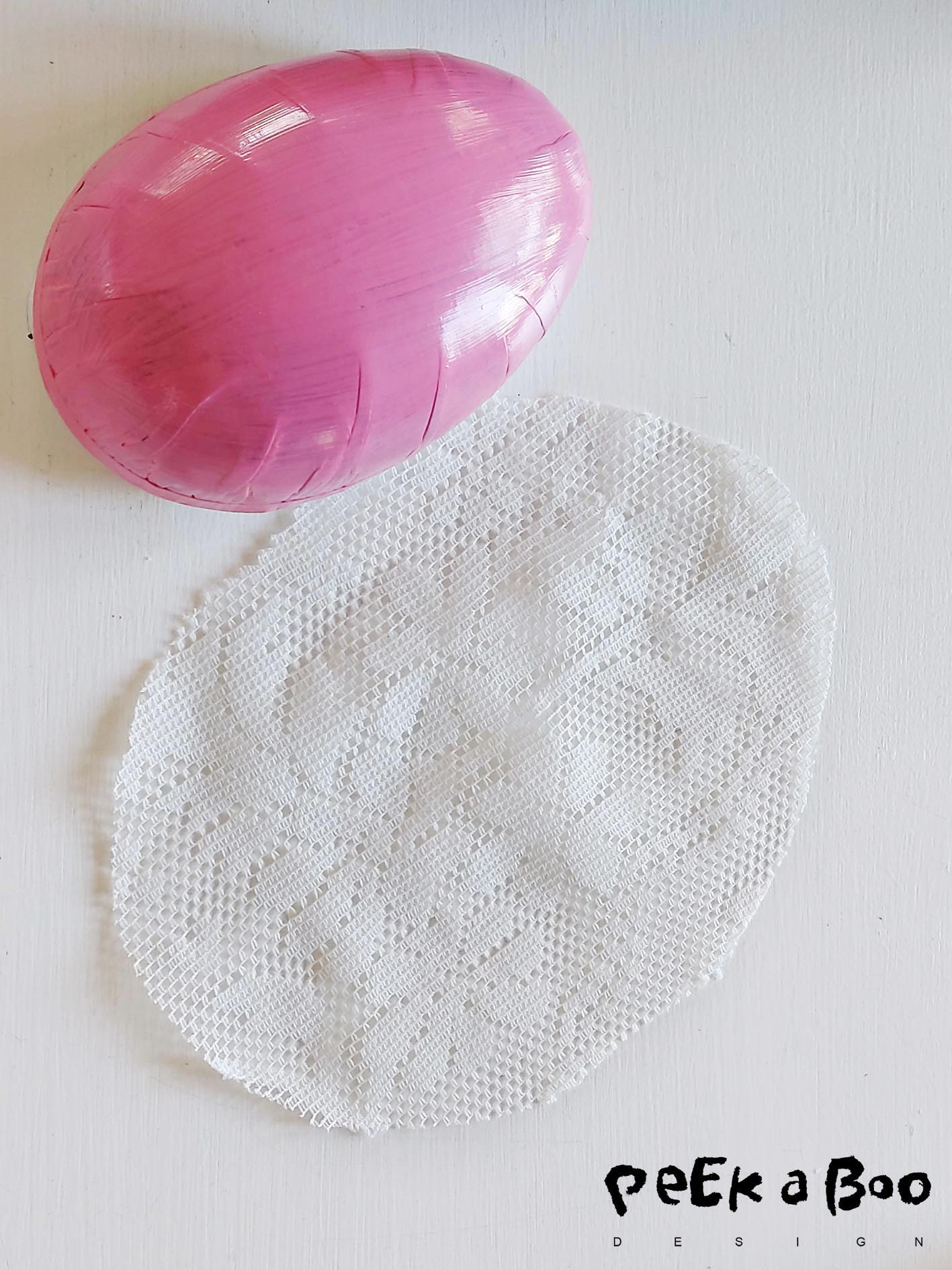 Cut a piece of lace that is about 2-3 cm. bigger than the egg.