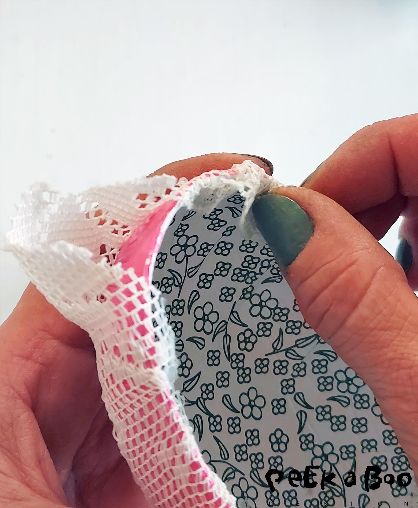 On this part of the egg you have to glue the lace inside the egg.