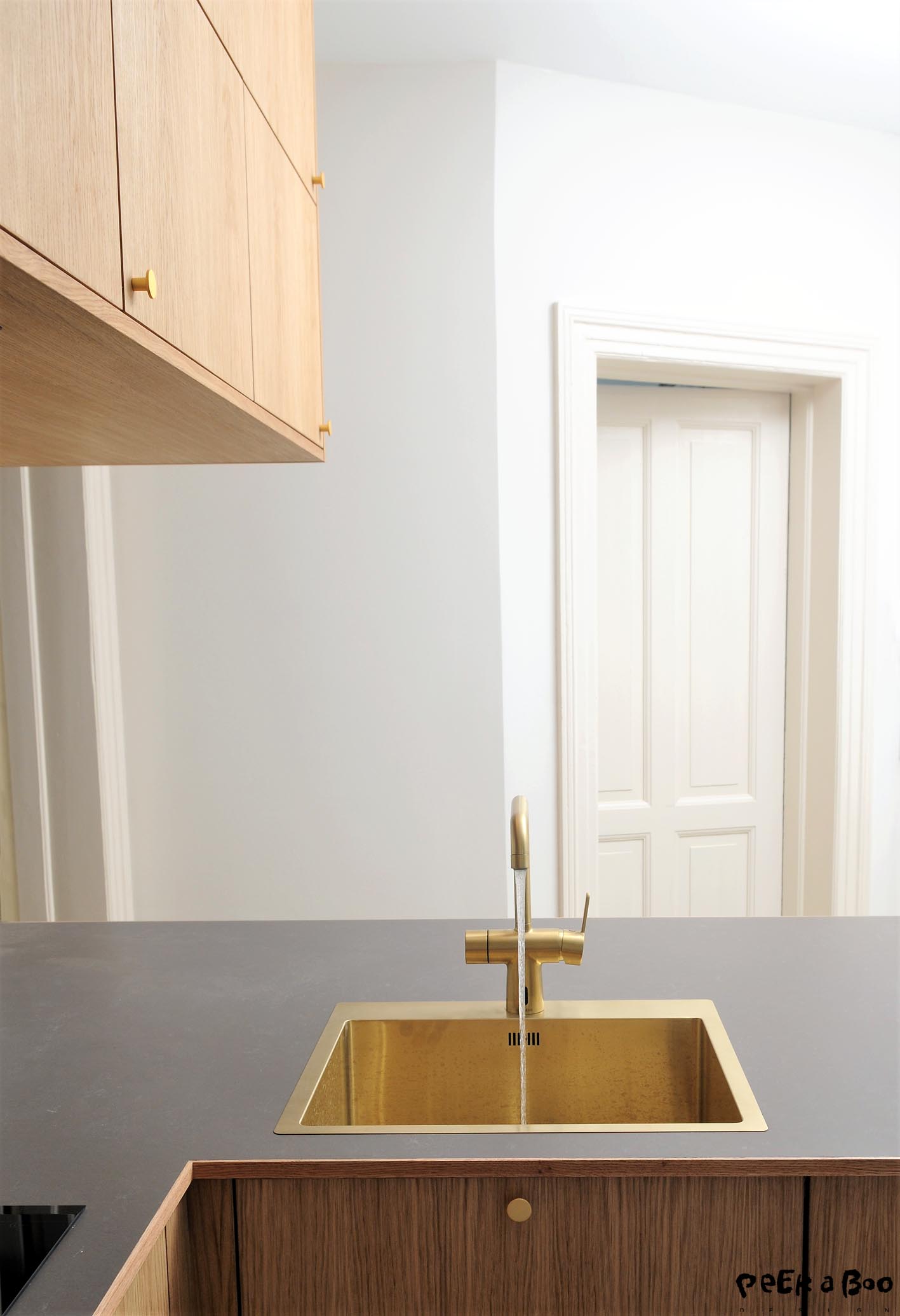 The Lavabo Kubus 540 zink in brass and the Damixa Silhuet brushed brass touchless tap.